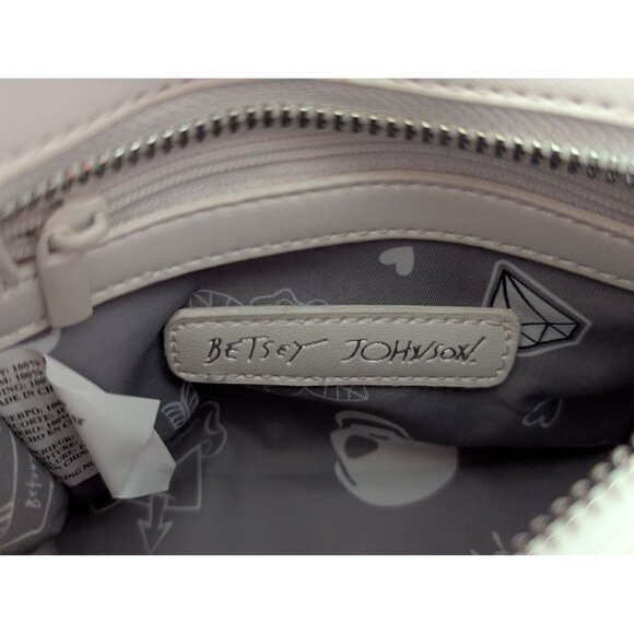 Betsey Johnson White Faux Fur Beanie & Bag Set With Embossed Apres Design And XO - Picture 8 of 8